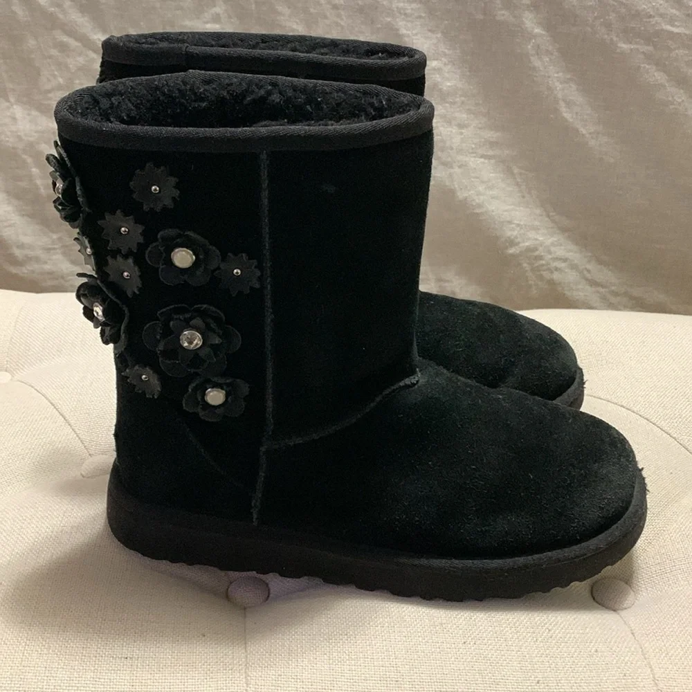 UGG WOMEN’S CLASSIC SHORT PETAL BLACK BOOTS SZ 10 WITCHY ACADEMIA ARTSY